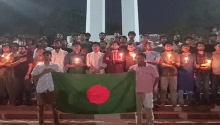 জাতীয় সঙ্গীত অবমাননার প্রতিবাদে সমবেত কণ্ঠে গাইলেন রাবি শিক্ষার্থীরা জাতীয় সঙ্গীত অবমাননার প্রতিবাদে সমবেত কণ্ঠে গাইলেন রাবি শিক্ষার্থীরা