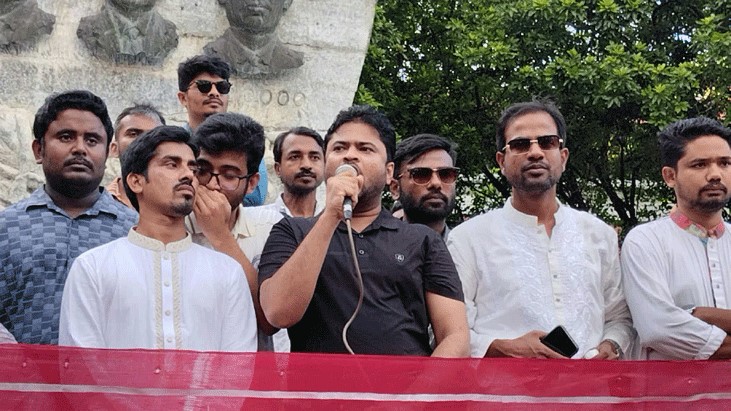 উপাচার্যের চেয়ার টেনে পদ্মায় ফেলার আহবান রাবি ছাত্রদল সভাপতির উপাচার্যের চেয়ার টেনে পদ্মায় ফেলার আহবান রাবি ছাত্রদল সভাপতির