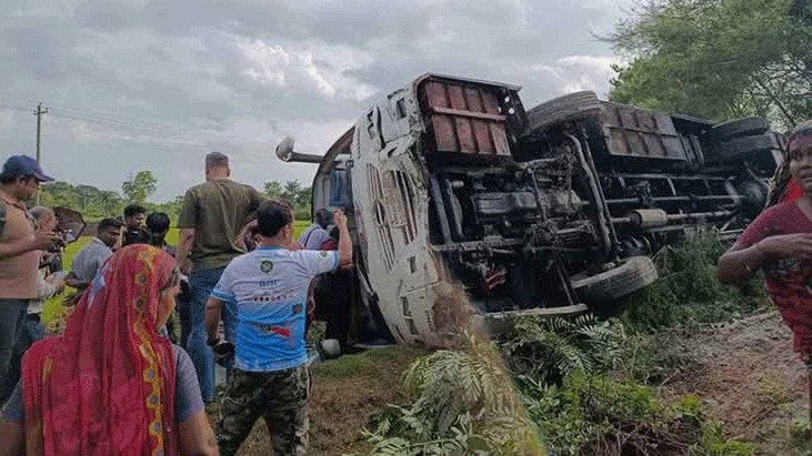 খাদে পড়ে গেল বাস, প্রাণে বাঁচল ৩৫ সাংবাদিক খাদে পড়ে গেল বাস, প্রাণে বাঁচল ৩৫ সাংবাদিক