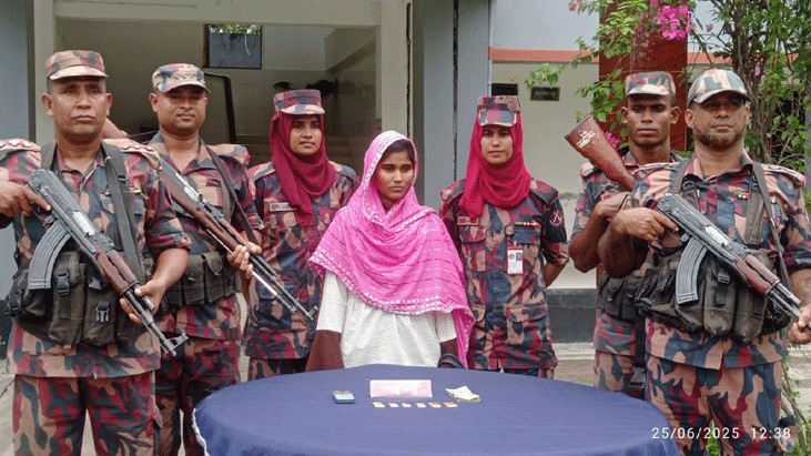 সাতক্ষীরায় ছয়টি স্বর্ণের বারসহ নারী চোরাকারবারি আটক সাতক্ষীরায় ছয়টি স্বর্ণের বারসহ নারী চোরাকারবারি আটক