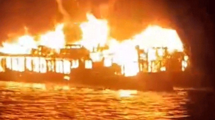 টাঙ্গুয়ার হাওরে পর্যটকবাহী নৌকায় আগুন টাঙ্গুয়ার হাওরে পর্যটকবাহী নৌকায় আগুন