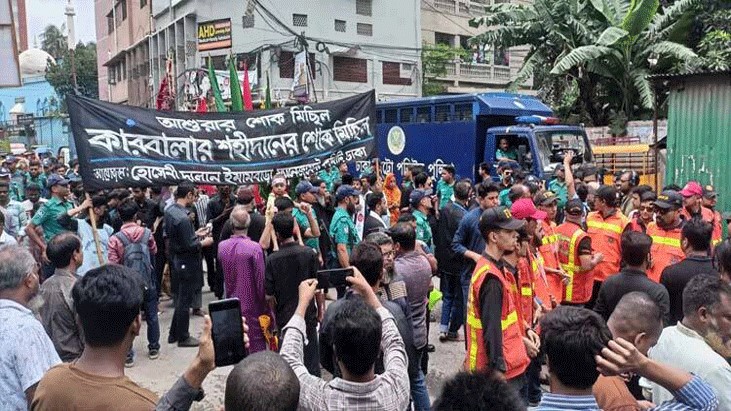 হোসেনি দালান থেকে তাজিয়া মিছিল শুরু হোসেনি দালান থেকে তাজিয়া মিছিল শুরু