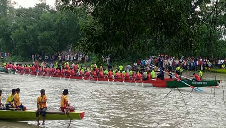 টাঙ্গাইলে নৌকা বাইচ দেখতে হাজারো দর্শনার্থীর ঢল