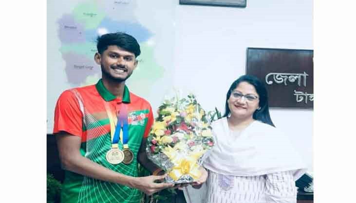 বিশ্ব চ্যাম্পিয়ন স্বর্ণপদক জয়ী বাকপ্রতিবন্ধী স্মরণের পাশে টাঙ্গাইলের ডিসি