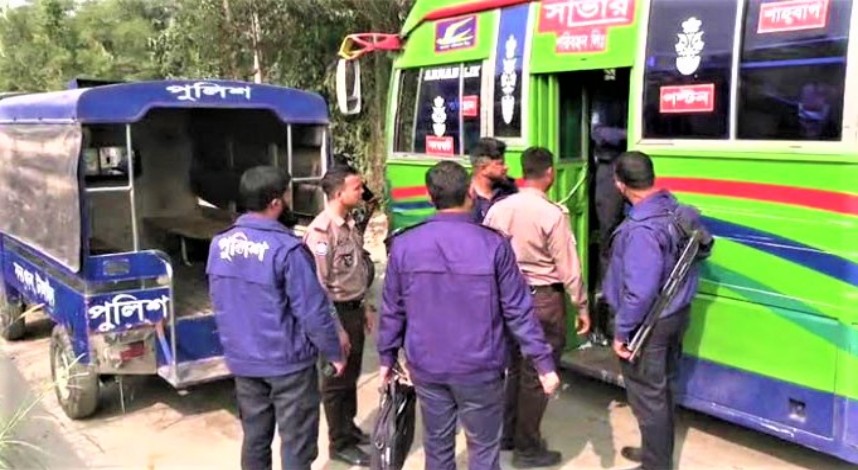 চলন্ত বাসে কলেজছাত্রীকে দলবদ্ধ ধর্ষণ, চালকসহ গ্রেফতার ৩