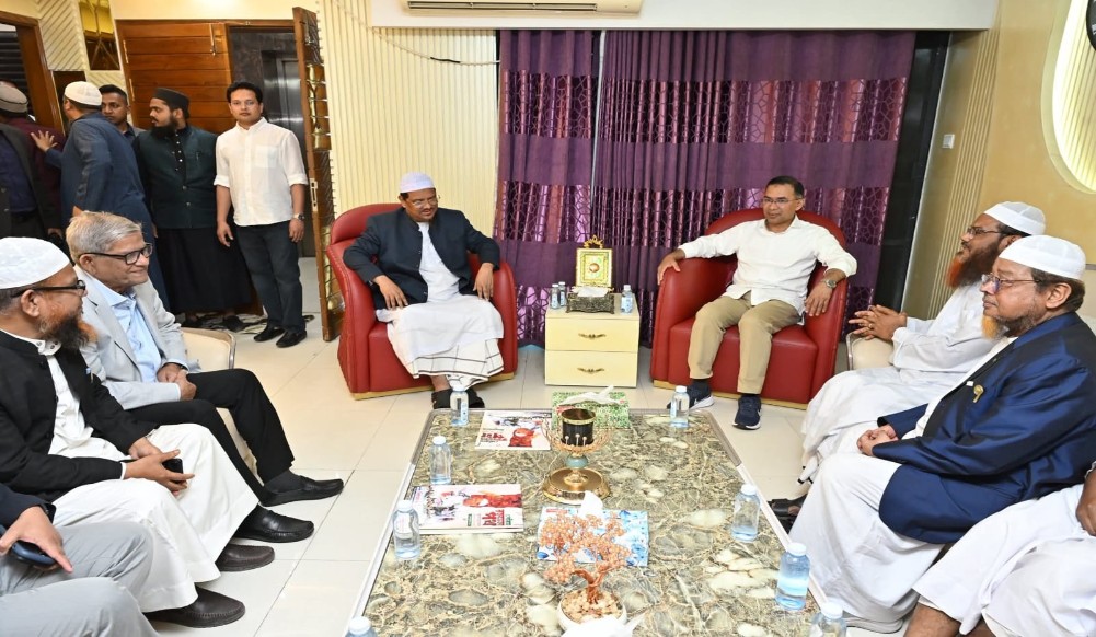 চরমোনাই পীরের সঙ্গে তারেক রহমানের সৌজন্য সাক্ষাৎ