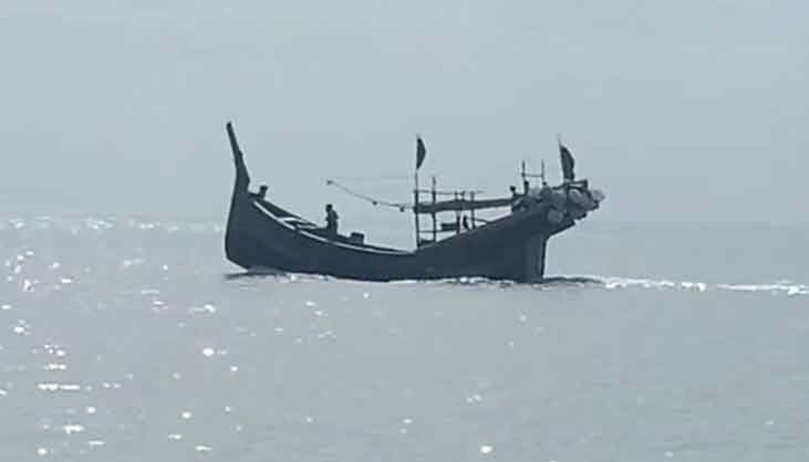 পাঁচ ট্রলারসহ ৩০ জেলেকে ধরে নিয়ে গেছে আরাকান আর্মি