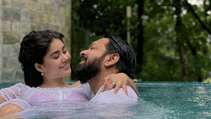বৃষ্টিতে সুইমিংপুলে তাহসান-রোজার উষ্ণতা বৃষ্টিতে সুইমিংপুলে তাহসান-রোজার উষ্ণতা