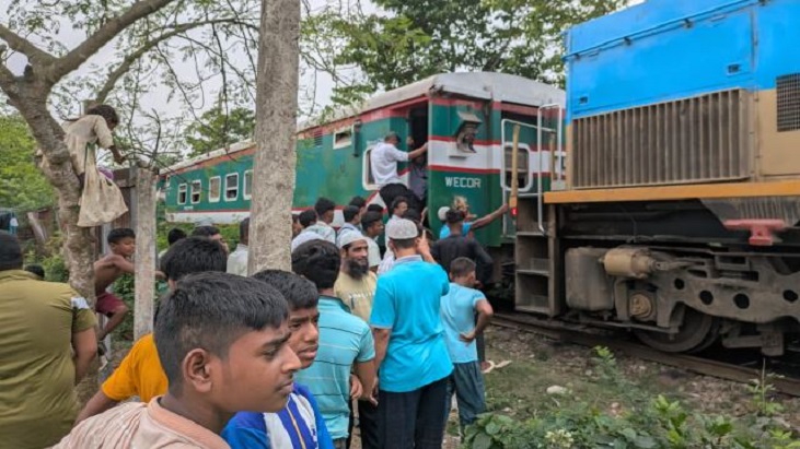 ইঞ্জিন বিকল হয়ে মাঝপথে আটকে কিশোরগঞ্জ এক্সপ্রেস ইঞ্জিন বিকল হয়ে মাঝপথে আটকে কিশোরগঞ্জ এক্সপ্রেস