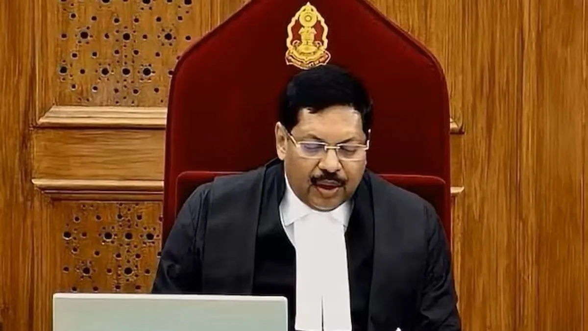 ভারতের প্রধান বিচারপতিকে আইনজীবীর জুতা নিক্ষেপ