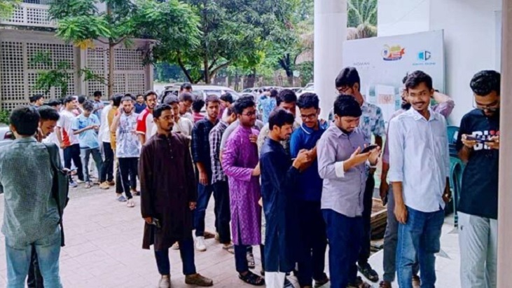 উৎসবের আমেজে ডাকসু নির্বাচন শুরু উৎসবের আমেজে ডাকসু নির্বাচন শুরু