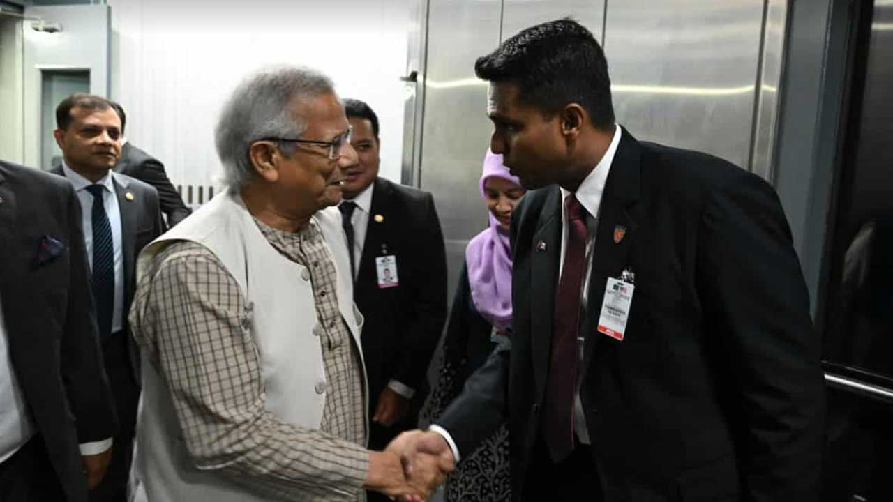 মালয়েশিয়া পৌঁছেছেন প্রধান উপদেষ্টা মালয়েশিয়া পৌঁছেছেন প্রধান উপদেষ্টা