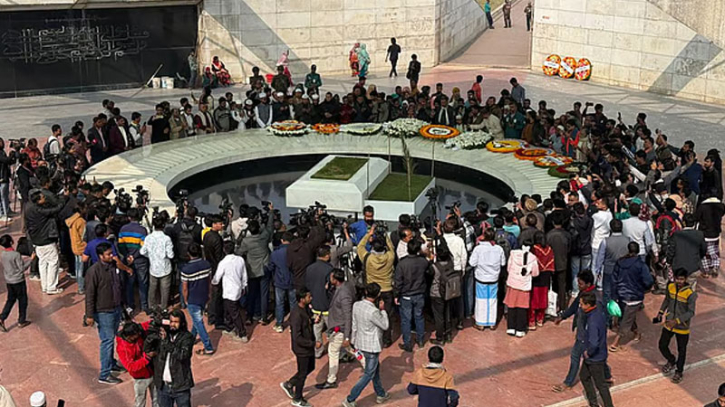 খালেদা জিয়ার কবরে শ্রদ্ধা জানাতে উপচে পড়া ভিড়