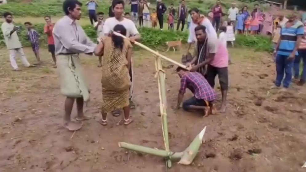 প্রেম করে বিয়ে করায় নবদম্পতিকে জোয়ালে বেঁধে হালচাষ প্রেম করে বিয়ে করায় নবদম্পতিকে জোয়ালে বেঁধে হালচাষ