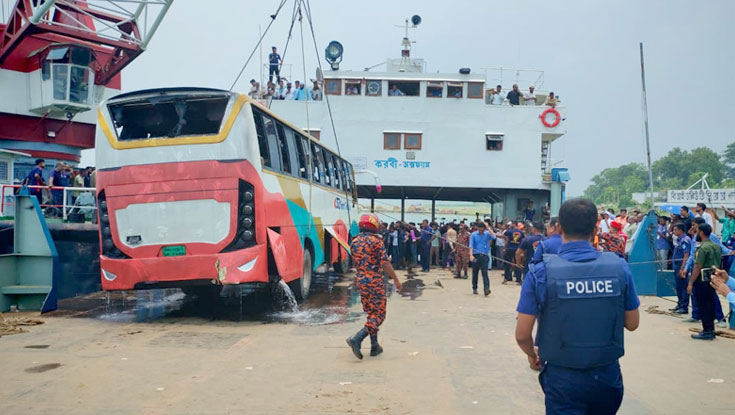 দৌলতদিয়ায় ডুবে যাওয়া বাস আড়াই ঘণ্টা পর উদ্ধার 