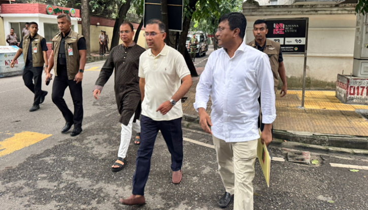 পায়ে হেঁটে বিএনপি চেয়ারম্যানের কার্যালয়ে যাচ্ছেন প্রধানমন্ত্রী