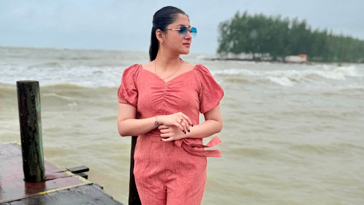 সমুদ্রে আকৃষ্ট পূজা চেরী