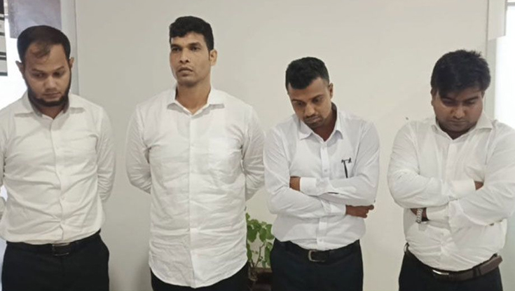 পরীক্ষা না দিয়ে চাকরি, মন্ত্রণালয়ে এসে আটক ৪