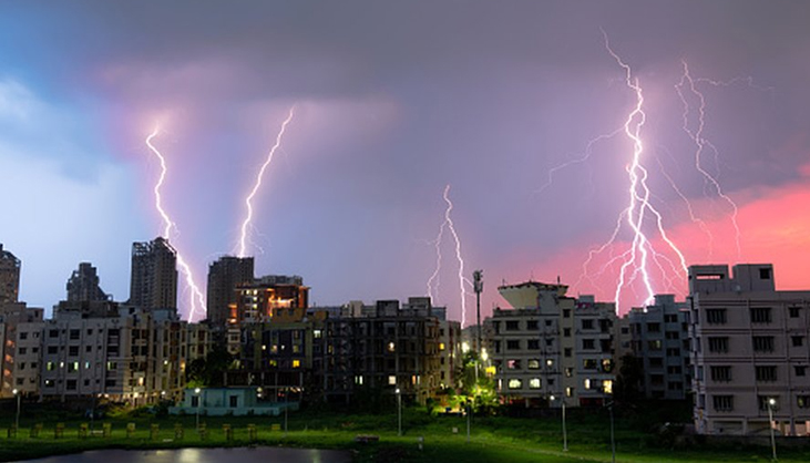 রাতের মধ্যে রাজধানীতে ঝড়সহ বজ্রবৃষ্টির আভাস