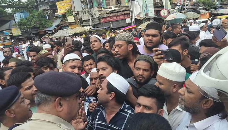 কলকাতায় রাস্তায় জুমার নামাজ পড়তে বাধা