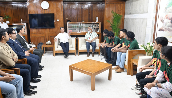 প্রধানমন্ত্রীর সঙ্গে স্বর্ণপদকজয়ী শিক্ষার্থীদের সাক্ষাৎ