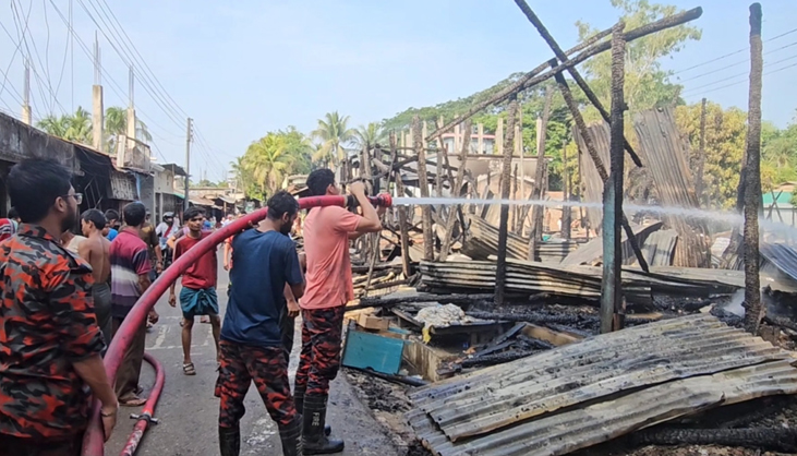 অগ্নিকাণ্ডে পুড়লো ৪৭ দোকান-বসতবাড়ি
