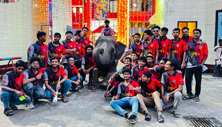 বাকৃবিতে হাতি নিয়ে হল ফিস্টের শোভাযাত্রা