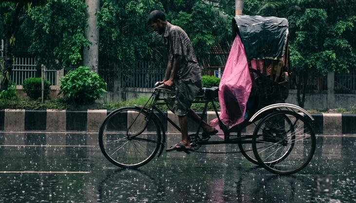রাজধানীতে স্বস্তির বৃষ্টি, ভোগান্তিতে কর্মজীবীরা