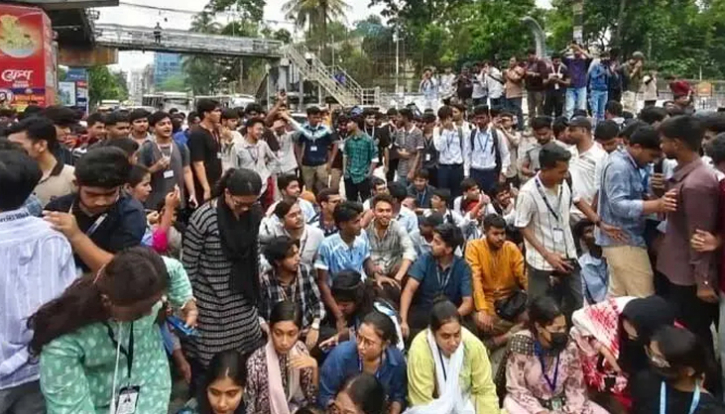শিক্ষামন্ত্রীর পদত্যাগ দাবিতে রাজধানীসহ বিভিন্নস্থানে সড়ক অবরোধ