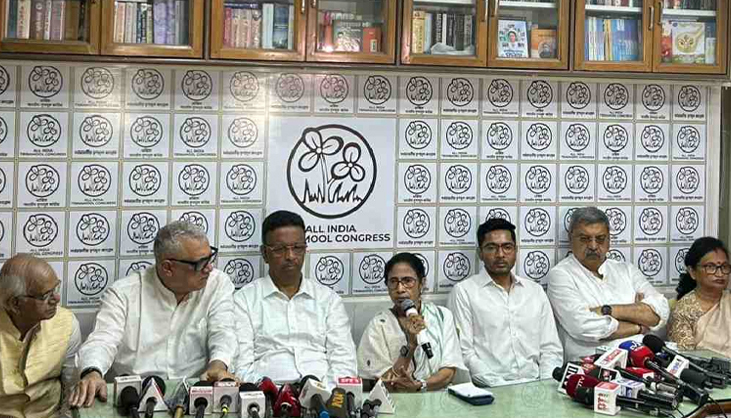 মুখ্যমন্ত্রীর দায়িত্ব থেকে পদত্যাগ করছেন না মমতা ব্যানার্জি