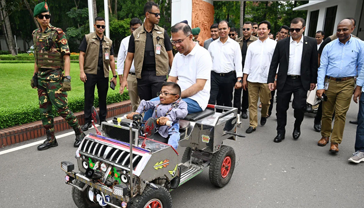 কলেজছাত্র ওয়াকিমুলের ‘স্মার্টকারে’ চড়লেন প্রধানমন্ত্রী