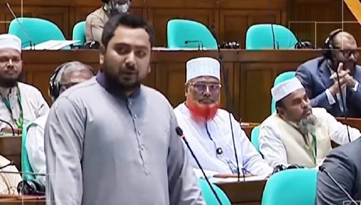 রাষ্ট্রপতিকে অপসারণ করে গ্রেফতারের দাবি নাহিদের