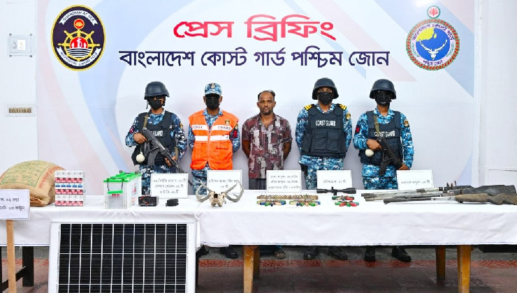সুন্দরবনে অস্ত্র-গুলিসহ করিম শরীফ বাহিনীর সদস্য আটক