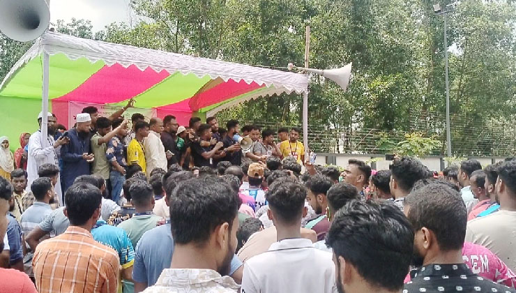 শ্রীপুরে গার্মেন্টস শ্রমিক-পুলিশ ধাওয়া-পাল্টা ধাওয়া