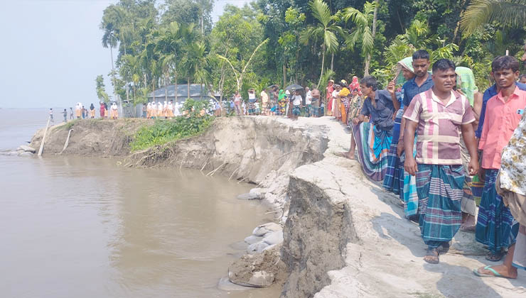 ব্রহ্মপুত্রের ভাঙনে বিলীন দেড় শতাধিক বসতবাড়ি