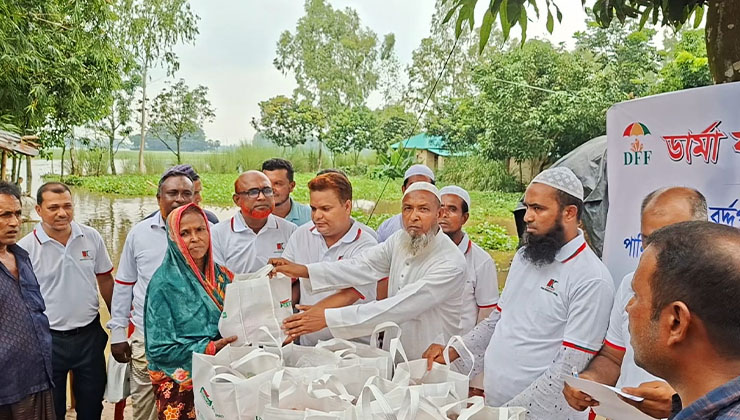 মান্দায় পানিবন্দি ২৫০ পরিবারের মধ্যে ত্রাণ বিতরণ