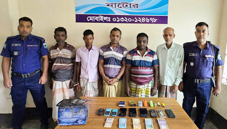 নাটোরে জুয়ার আসরে পুলিশের অভিযান, আটক ৫