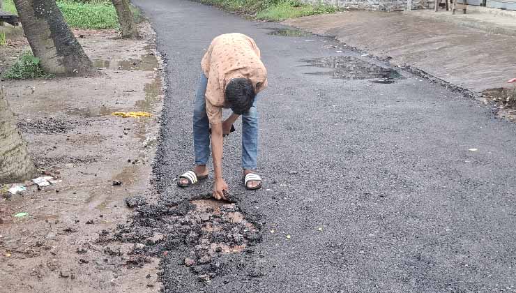 হাতের টানেই উঠে যাচ্ছে কার্পেটিং  