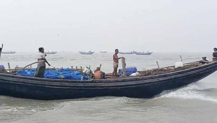 উত্তাল সাগর, মাছ না ধরেই ঘাটে ফিরছে জেলেরা