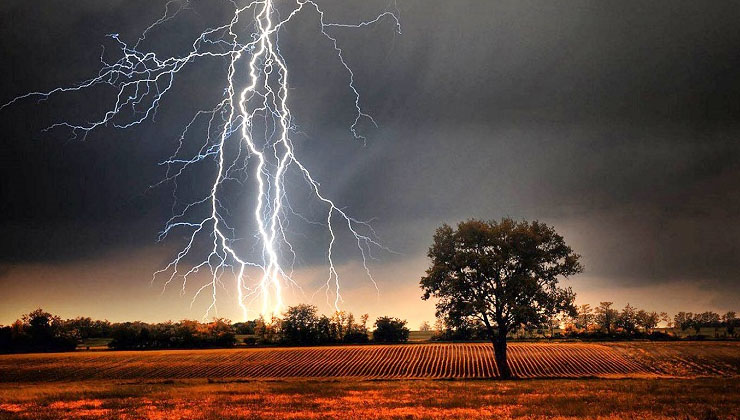 বজ্রপাতে সারাদেশে ৯ জনের মৃত্যু