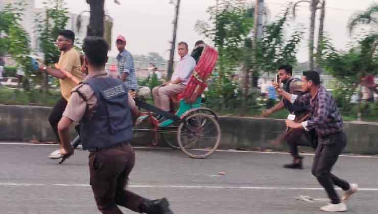সংসদ ভবন এলাকায় শিক্ষার্থীদের ওপর পুলিশের লাঠিচার্জ