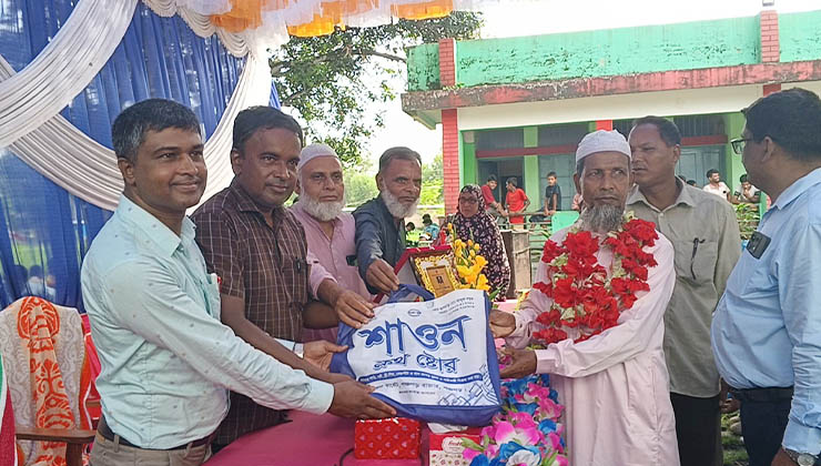 এক স্কুলেই ৩৭ বছর, শিক্ষককে রাজকীয় বিদায়