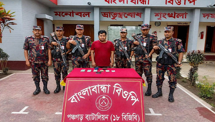 সীমান্তে বিপুল পরিমাণ ডলারসহ ভারতীয় নাগরিক আটক