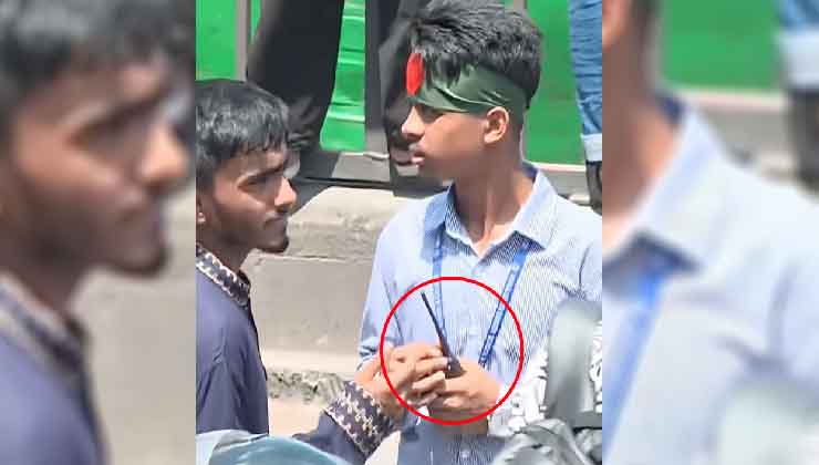 ওয়াকিটকি হাতে আন্দোলনে শিক্ষার্থী