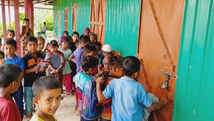 ঝুনকার চরে তালাবদ্ধ সরকারি স্কুল, ক্ষোভ শিক্ষার্থীদের ​