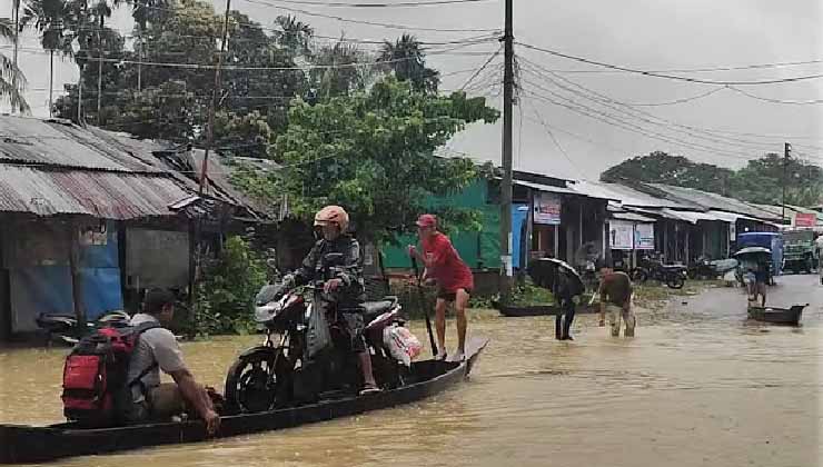 নৌকায় মোটরসাইকেল