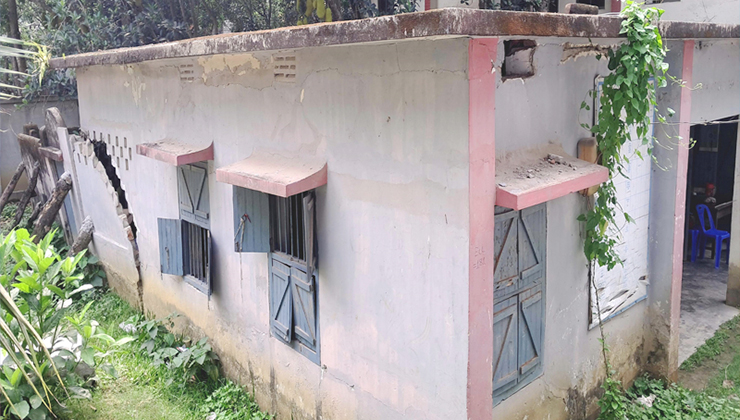 ঝুঁকিপূর্ণ ভবনে সরকারি অফিস, ভোগান্তিতে সেবাগ্রহীতারা