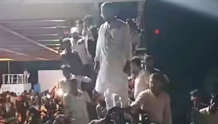 দুই ঘন্টা ফেরী আটকে রাখলেন হান্নান মাসুদ