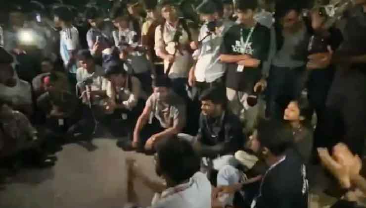 রাতেও চলছে শিক্ষার্থীদের আন্দোলন