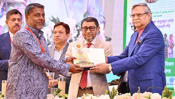দেশের শ্রেষ্ঠ ইউপি চেয়ারম্যান হলেন মান্দার মোখলেসুর রহমান